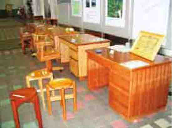 県産木材を利用した机
