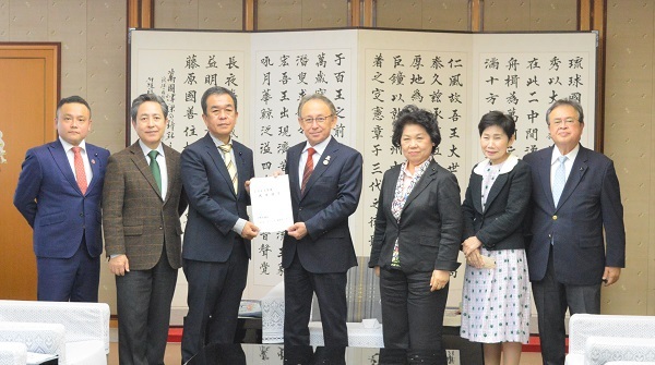 写真：玉城知事と「てぃーだ平和ネット」の皆さん1