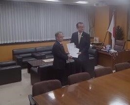 写真：要請書を手交する玉城知事