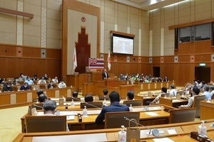 写真：沖縄県議会本会議場の様子3