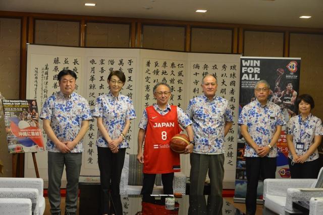写真：日本バスケットボール協会会長三屋裕子氏と面談する様子1