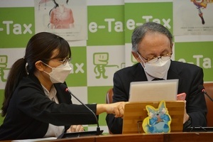 写真：e-Tax模擬体験の様子3