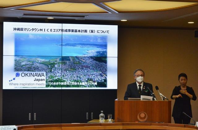 写真:会見の様子1