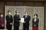 写真：新型コロナウイルス感染症に関する緊急申し入れを日本共産党県議団が要請