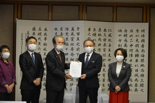 写真：日本共産党県議団と沖縄県知事1