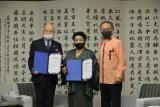 写真：美ら島沖縄大使認証状を2名に交付