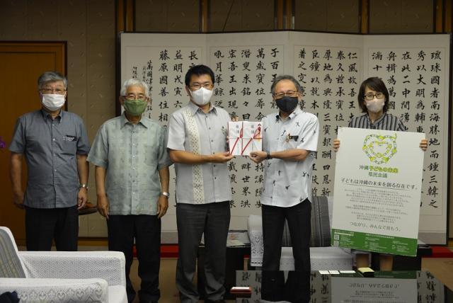 写真:贈呈式の様子1