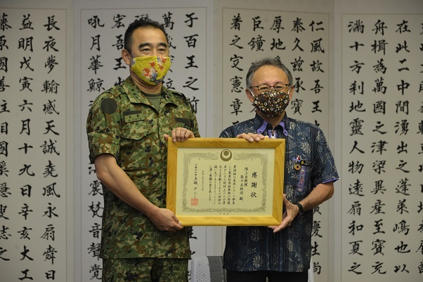 写真:贈呈式の様子1