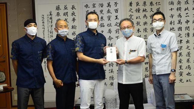 写真:贈呈式の様子1