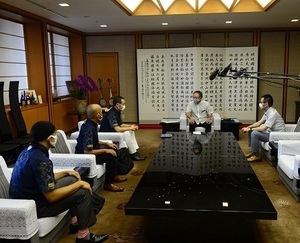写真:贈呈式の様子3