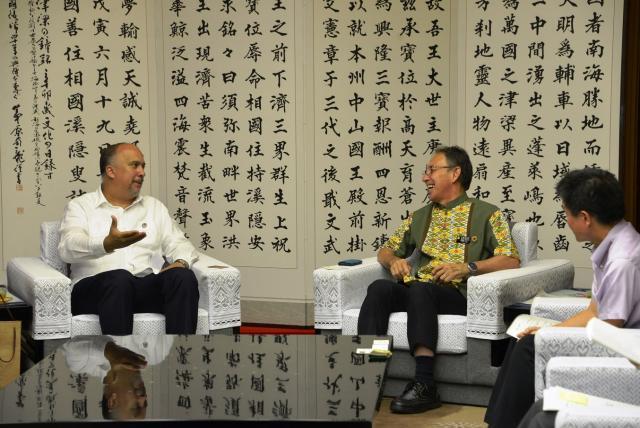 写真:表敬訪問の様子