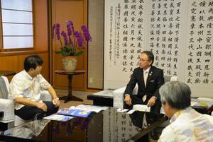 写真:表敬訪問の様子2