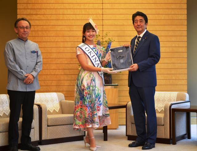 写真:かりゆしウェア贈呈式の様子1