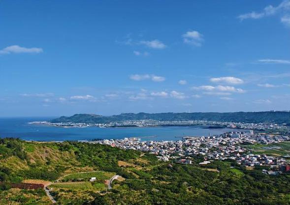 写真：中城湾の奥にスクナ森