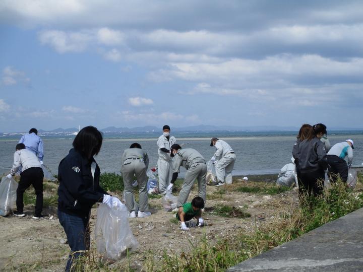 写真:海岸清掃の様子1