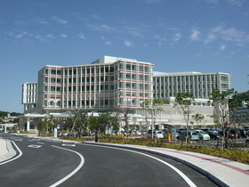写真：県立病院の外観