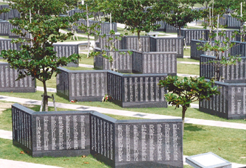 写真：平和の礎