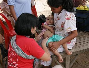 写真：カンボジアでの検診活動の様子