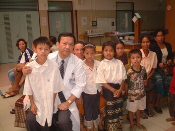 photo:라오스 아이들과 스나가와 선생님