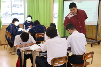 写真：砂川教諭2