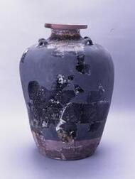 写真:褐釉の陶器