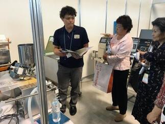 写真:加工機器展示会への参加の様子