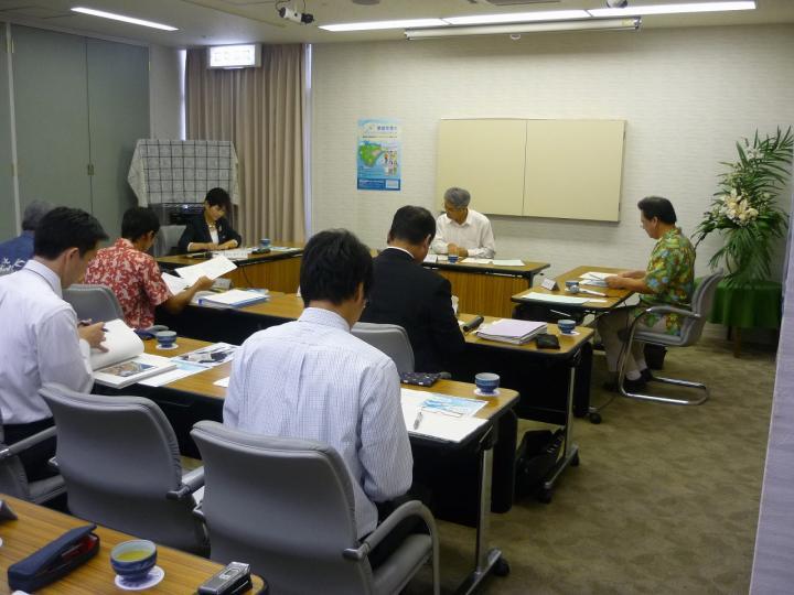 写真：評価委員会　会議の様子