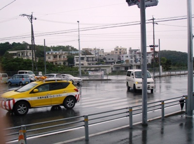 写真：パトロール車の先導により車が流れ出す様子