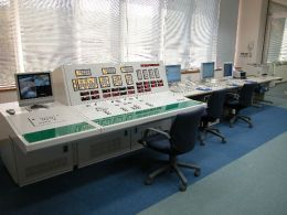 写真：我喜屋ダム管理所内の機器操作室
