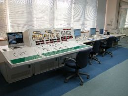 写真:我喜屋ダム管理所内の機器操作室
