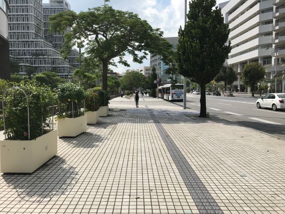 写真：広場前の歩道