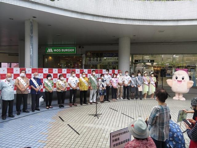 写真：噴水前広場での伝達式の様子