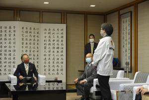 写真:知事と伊敷選手