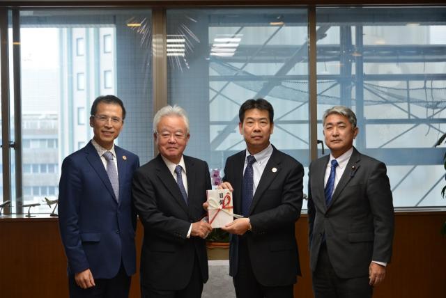 写真:寄付金目録贈呈の様子