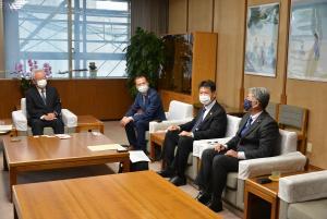 写真:知事と日本福州十邑社団連合総会歓談の様子