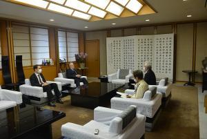 写真：ルージン大使と富川副知事　歓談の様子