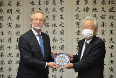 写真：ガルージン大使と富川副知事　記念品贈呈の様子