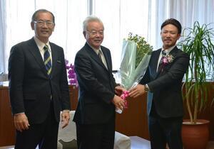 写真:贈呈の様子