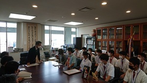 写真:激励のことばをもらう様子