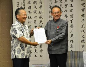 写真:ソンブレロ会長と玉城知事