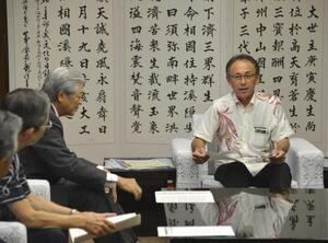 写真:安里委員長と玉城知事