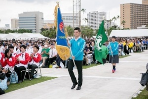 写真:大会旗入場