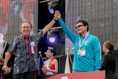 写真:玉城知事と受賞者