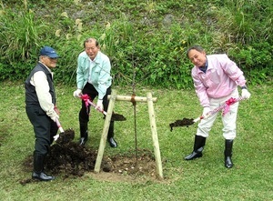 写真:記念植樹の様子