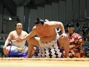 写真:土俵入りの様子