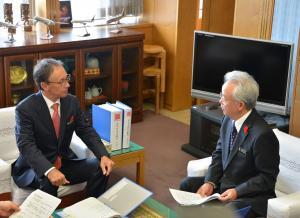 写真：玉城知事と富川副知事