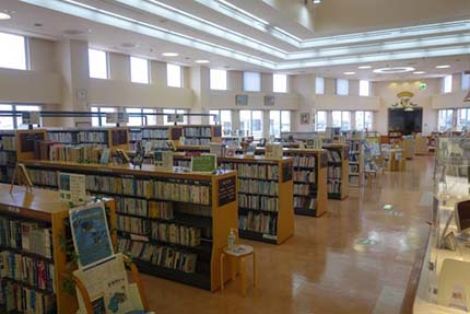 写真：宜野座村文化センター図書館