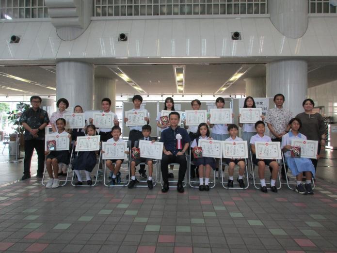 写真:記念撮影の様子