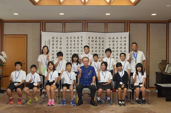 写真：玉城知事と大岳小学校の児童たち