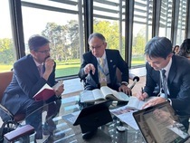 知事とスーリヤ氏